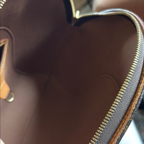 Louis Vuitton Vintage Ellipse Monogram Shoulder Bag with Gold Accents MI1000 - Picture 13 of 16